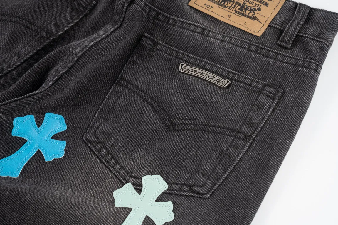 P220 Top version (black pants and blue leather) Top version Chrome Hearts jeans with leather jeans. As we all know, chromehearts jeans use vintage Levis jeans as the base for creation. They usually add their own unique silver buckles and silver ornaments, plus leather embellishments. This is what doubles the value of these vintage jeans, because the base is Vintage jeans, jeans themselves have become very soft and comfortable after years of baptism, which can be distinguished from ordinary jeans. You should also refer to the pants data for size. Style number: 1850# Color: black pants blue leather Size: 28 30 32 34 36 28 Waist 86 Hips 100 Pants length 102 30 Waist 90 Hips 104 Pants length 104 32 Waist 94 Hips 108, pants length 106 34, waist 98, hips 112, pants length 110 36, waist 102, hips 116, pants length 112